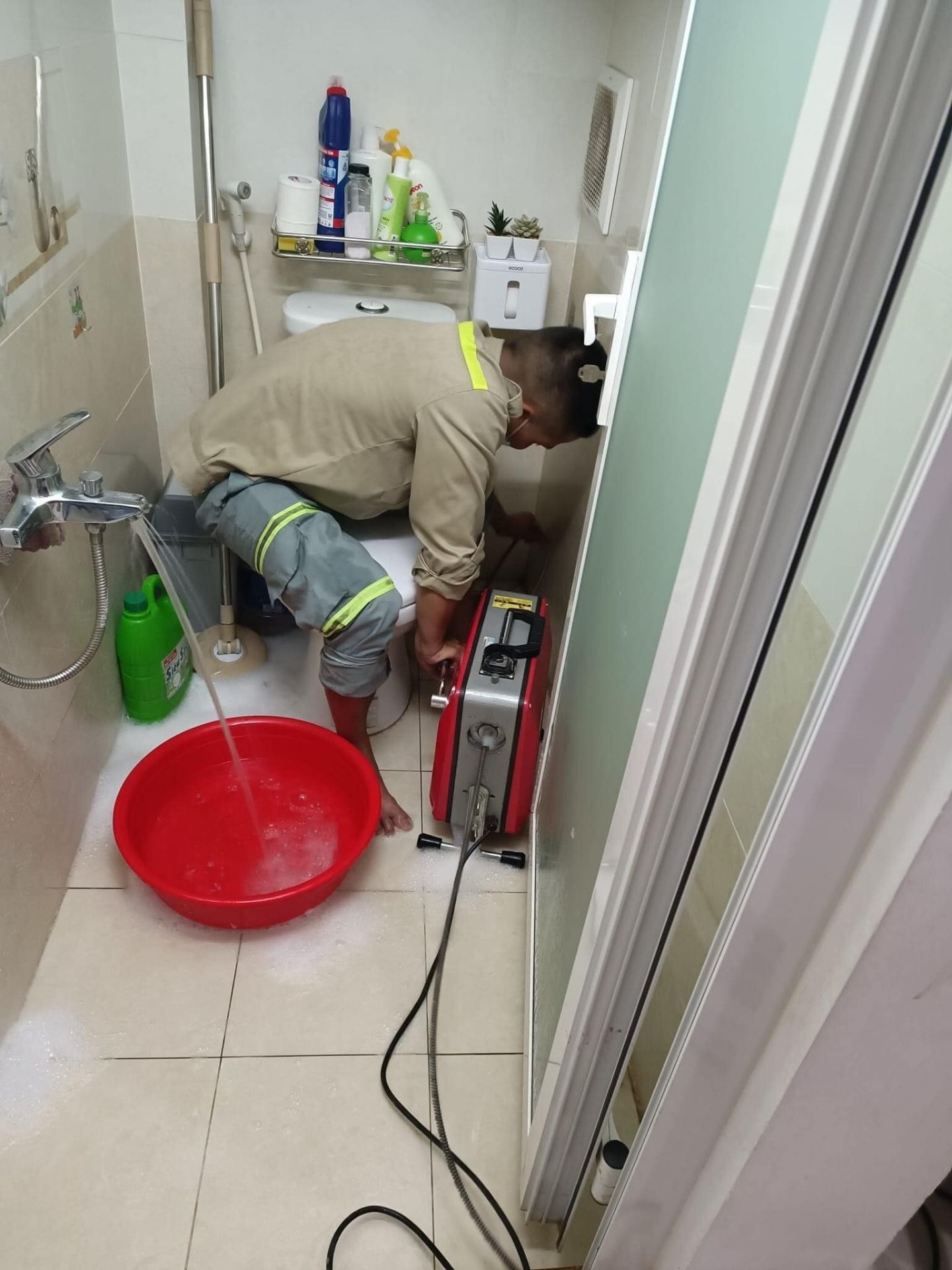 Thông tắc bồn cầu